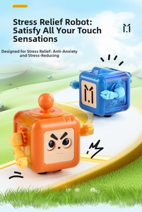 Dettaglio dei robot fidget colorati arancioni e blu in un'ambientazione esterna di erba