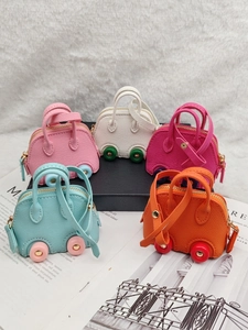 Mini shell-shaped coin purse pendants with wheels in five vibrant leather colors
