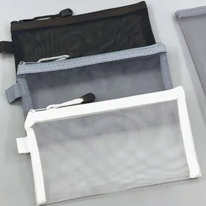 Vista dettagliata delle bustine a rete in nero, grigio e bianco con trama in nylon