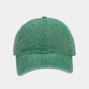 Détail d'une casquette en coton lavé vert foncé avec œillets et coutures classiques