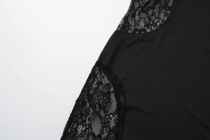 Primo piano dell'abito aderente nero con patchwork di pizzo elegante e dettagli in tessuto