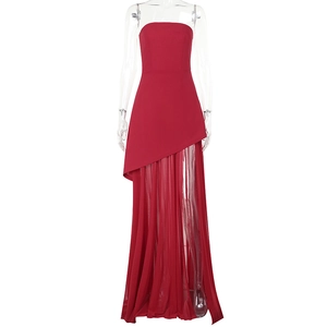 Détail d'une robe rouge à épaules dénudées avec jupe asymétrique en tulle de mesh superposé