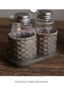 Detail van de platte harsbasis en glazen kruidenflesjes op houten ondergrond