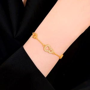 Détail d'un bracelet gourde plaqué or avec oxydes de zirconium portés au poignet