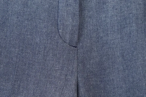 Makroaufnahme von marineblau-weißem Fischgrätenmuster mit feiner Textur und Nahtdetails