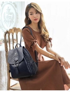 Détail du sac à dos en cuir bleu foncé avec surpiqûres en losanges classiques