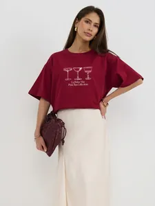 Premium βαμβακερό μπορντό t-shirt με γραφικό La Dolce Vita και μινιμαλιστικά γράμματα