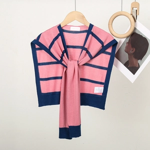 Chal de punto con rayas rosa y azul marino para mujer colgado en una percha