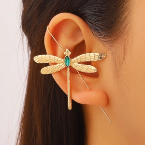 Vue détaillée du clip d'oreille libellule avec strass émeraude sur un modèle féminin