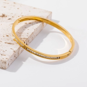Dettaglio del bracciale in acciaio inossidabile dorato con inserto in zircone brillante