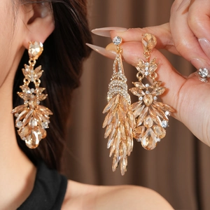 Gros plan de boucles d'oreilles goutte or champagne avec strass pour des événements