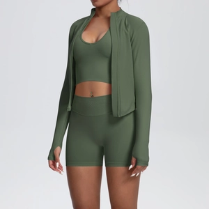 Détail de l'ensemble de yoga vert olive avec passe-pouces et short taille haute