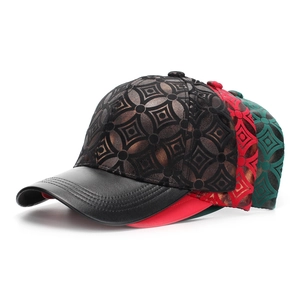 Vue détaillée de casquettes de baseball de luxe avec motifs gaufrés et visières en cuir