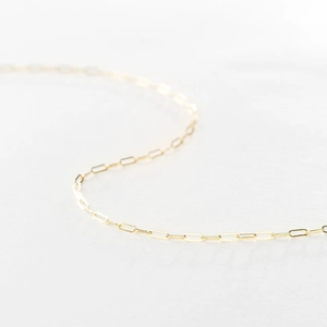Élégant collier trombone plaqué or 18 carats avec un design géométrique minimaliste