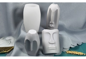 Vue de quatre moules en silicone visage abstrait pour bougies parfumées et art en plâtre