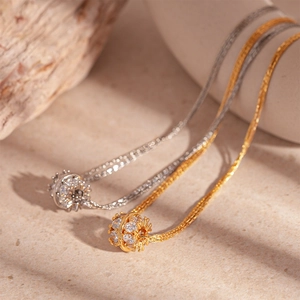 Elegante collana multistrato placcata oro e argento con anelli di zircone lucidi