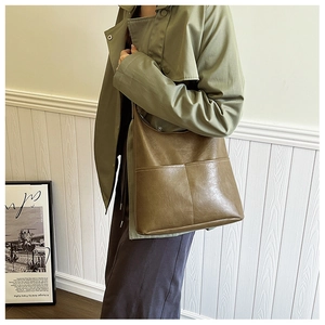 Sac fourre-tout en cuir PU marron avec poches latérales dans un style de vie rétro épuré