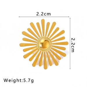 Detail of vintage gold sunflower ring showing 2.2cm diameter and 5.7g weight specifications