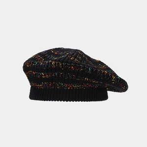 Détail d'un béret en maille avec rayures colorées et bordure en tricot côtelé