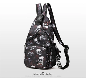 Detail der Brusttasche mit Totenkopf-Blumenmuster, Netztasche und verstellbarem Gurt