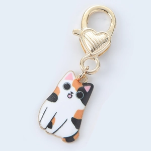 Detail of calico cat pendant with a golden heart-shaped lobster clasp keychain