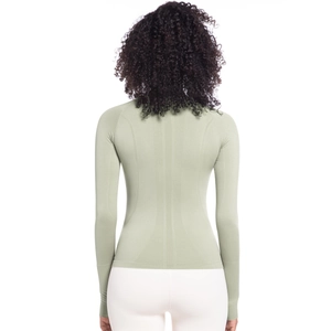 Dettaglio posteriore della maglia sportiva a maniche lunghe verde salvia con texture