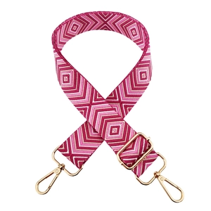 Détail de la bandoulière tissée ajustable avec motifs losanges roses et crochets dorés