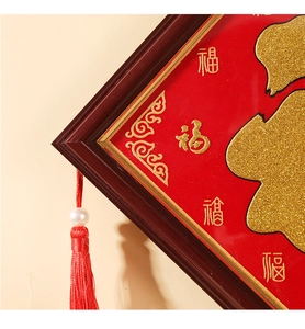 Détail macro du cadre nœud chinois avec calligraphie dorée et gland en soie