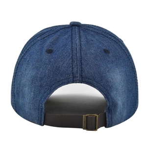 Dettaglio cappello in denim con cinturino posteriore in pelle e fibbia metallica
