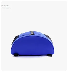 Dettaglio del fondo dello zaino in nylon blu reale impermeabile e attacchi cinghie