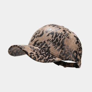 Detailansicht der Leoparden-Struktur auf der Kunstleder-Oberfläche der Baseballkappe