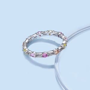 Bague en argent sterling S925 avec zircons colorés sur fond bleu clair élégant