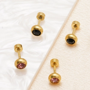 Boucles d'oreilles en acier doré avec zircons ronds noirs et roses brillants