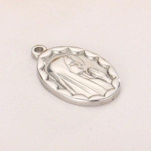 Vue macro du pendentif ovale en acier inoxydable Vierge Marie avec gravure en relief