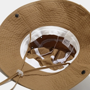 Cappello da sole marrone a tesa larga con cordino antivento e fodera in rete traspirante