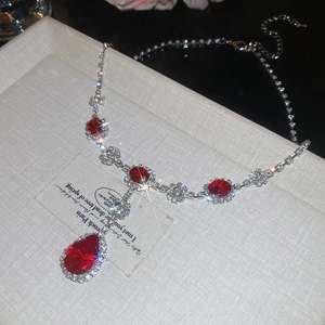 Macro di collana in argento con ciondolo a goccia rossa e diamanti scintillanti