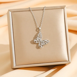 Eleganter silberner Schmetterlingsanhänger mit Zirkonia auf einer luxuriösen Schmuckbox