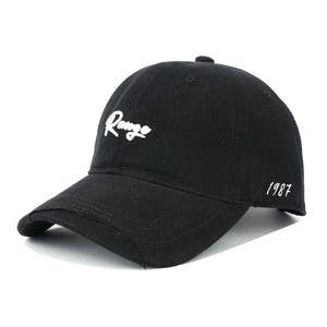 Détail de casquette noire avec broderie Range et bord usé pour un style urbain décontracté