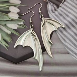 Vue détaillée des boucles d'oreilles ailes de chauve-souris gothiques avec texture précise