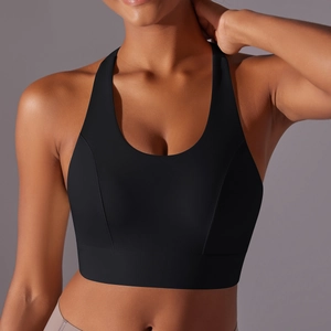 Détail macro du soutien-gorge de sport noir avec tissu élastique et décolleté en U