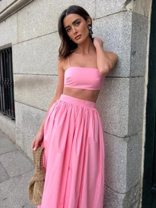 Détail d'un ensemble rose en coton avec haut court à bretelles et jupe longue à taille haute