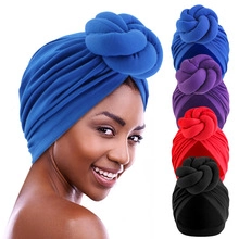 Détail de bonnets turban souples avec nœud décoratif en bleu, violet, rouge et noir