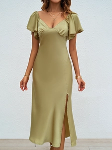 Détail d'une robe en satin vert olive avec manches à volants et fente latérale haute