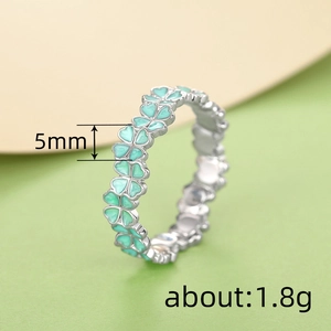 Bague trèfle à quatre feuilles en argent et émail vert avec vue à 45 degrés