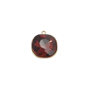 Détail d'un pendentif carré en pierre de naissance rouge foncé avec bordure dorée