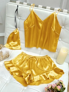 Ensemble de pyjama 3 pièces en satin avec caraco, short à volants et pochette assortie