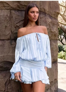 Détail de la robe à épaules dénudées à rayures bleu clair avec taille plissée et nœud