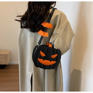 Halloween-Kürbis-Umhängetasche mit Fledermaus-Stickerei am Riemen getragen zum Trenchcoat