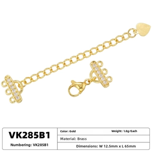Gros plan sur le fermoir mousqueton en laiton doré 18K avec zircon et pendentif cœur