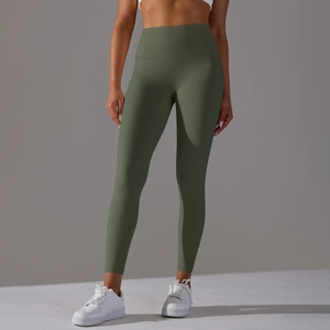 Détail du legging de yoga vert olive à taille haute, sans couture avec finition mate